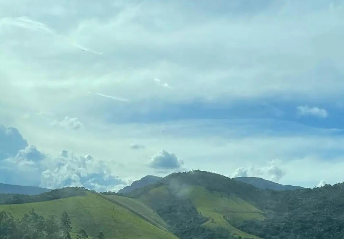 Pastagens abertas e serras da Fazenda Neuchatel, cenário natural para produções