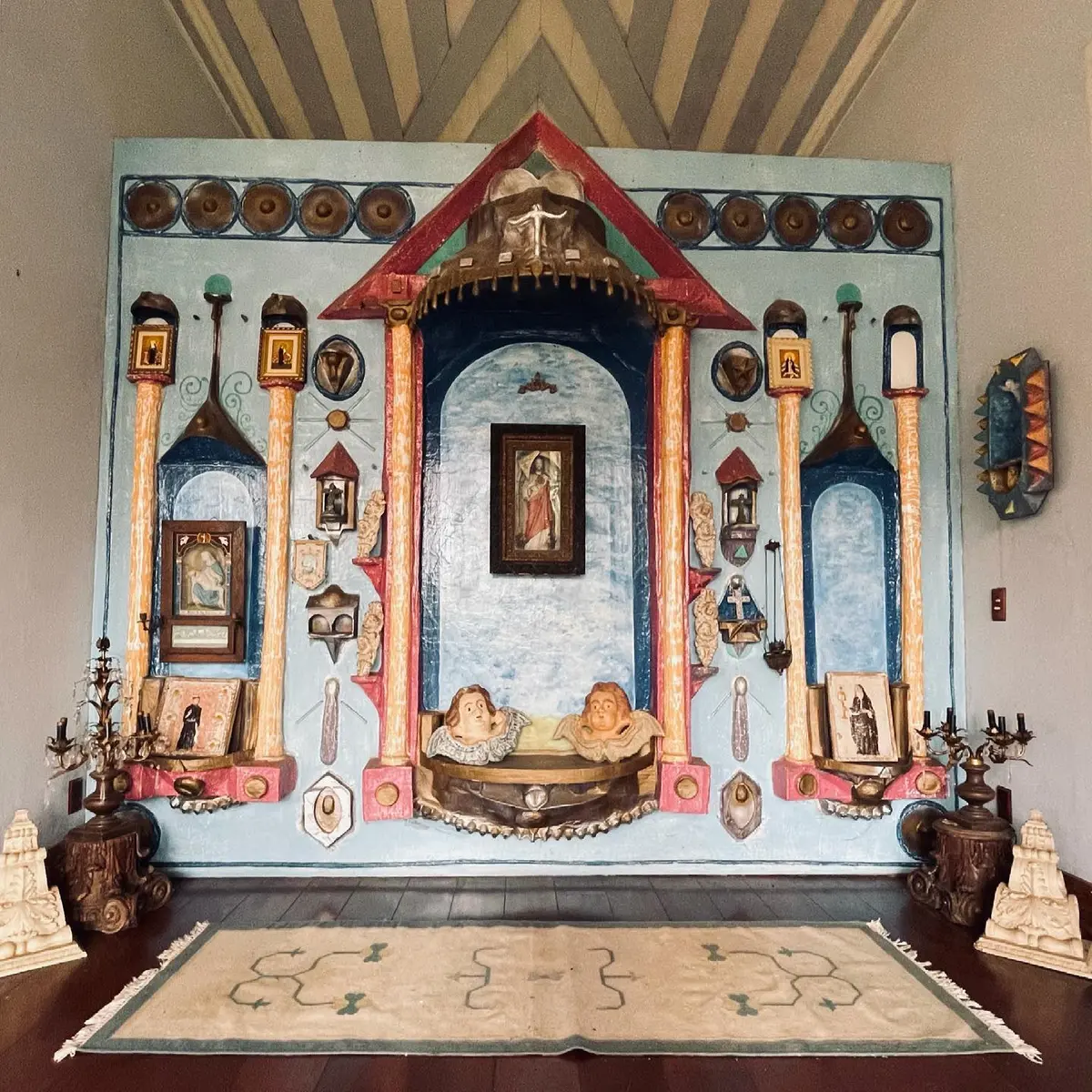 Evento ao ar livre nos jardins da Fazenda Neuchatel, com o casarão histórico ao fundo