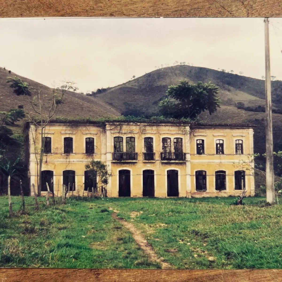 Registro histórico do casarão da Fazenda Neuchatel em ruínas, antes do Projeto Fênix