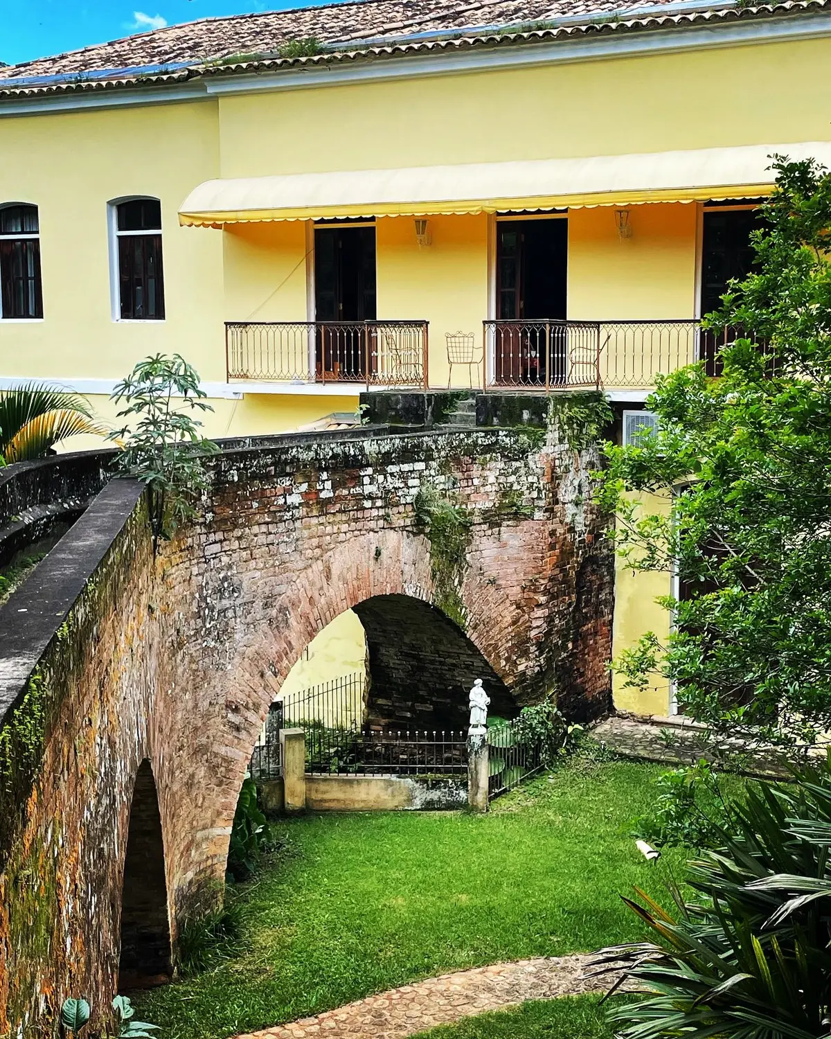 Aqueduto histórico de pedra da Fazenda Neuchatel, que alimentava a roda d'água do casarão