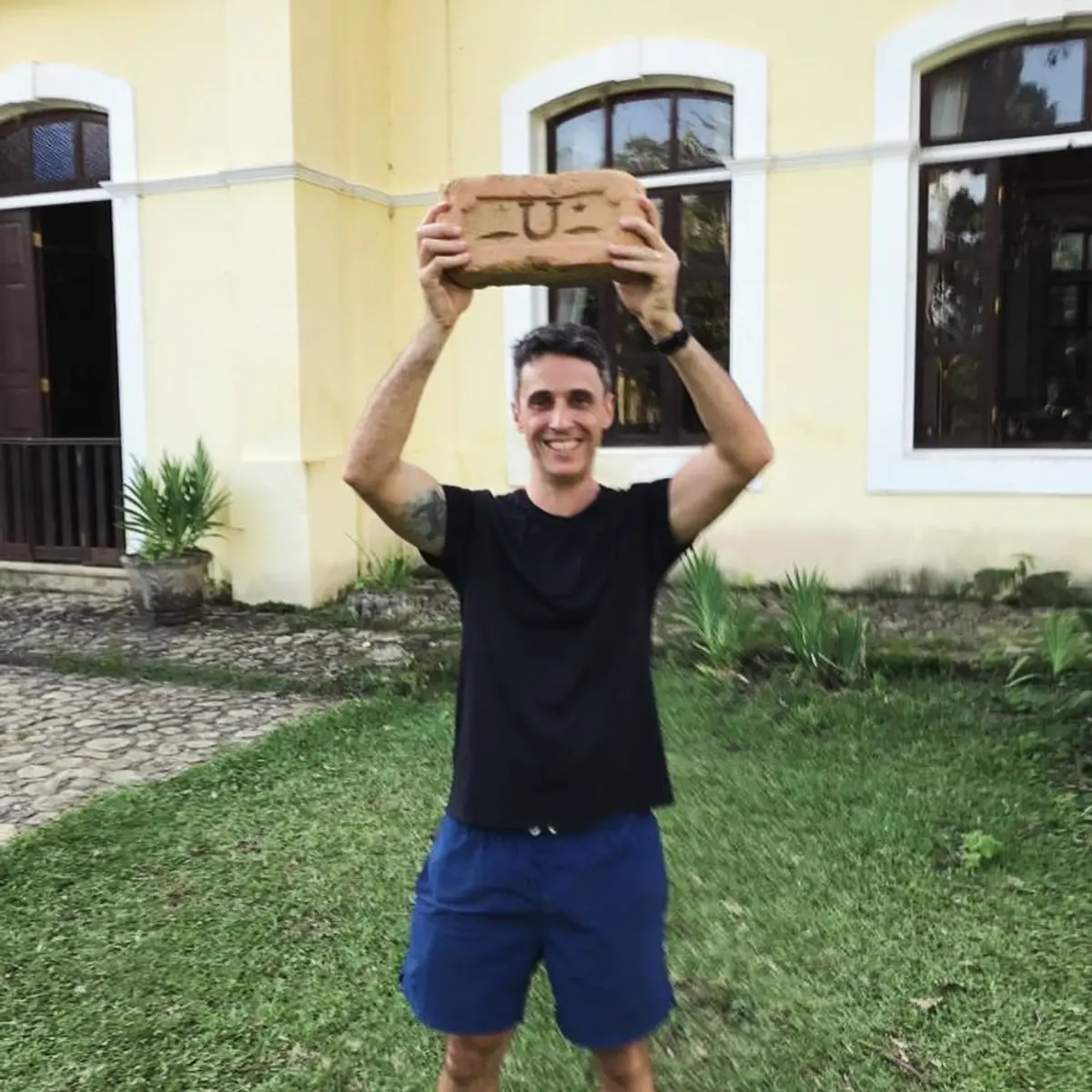 Tijolo histórico da olaria da Fazenda Neuchatel com o ferrete original em destaque